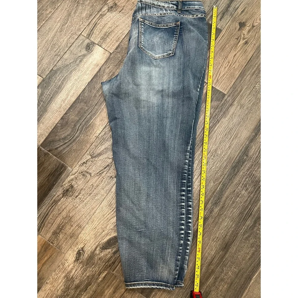 Avenue jeans floral embroidery on thigh women's sz22  skinny‎ distressed Boho